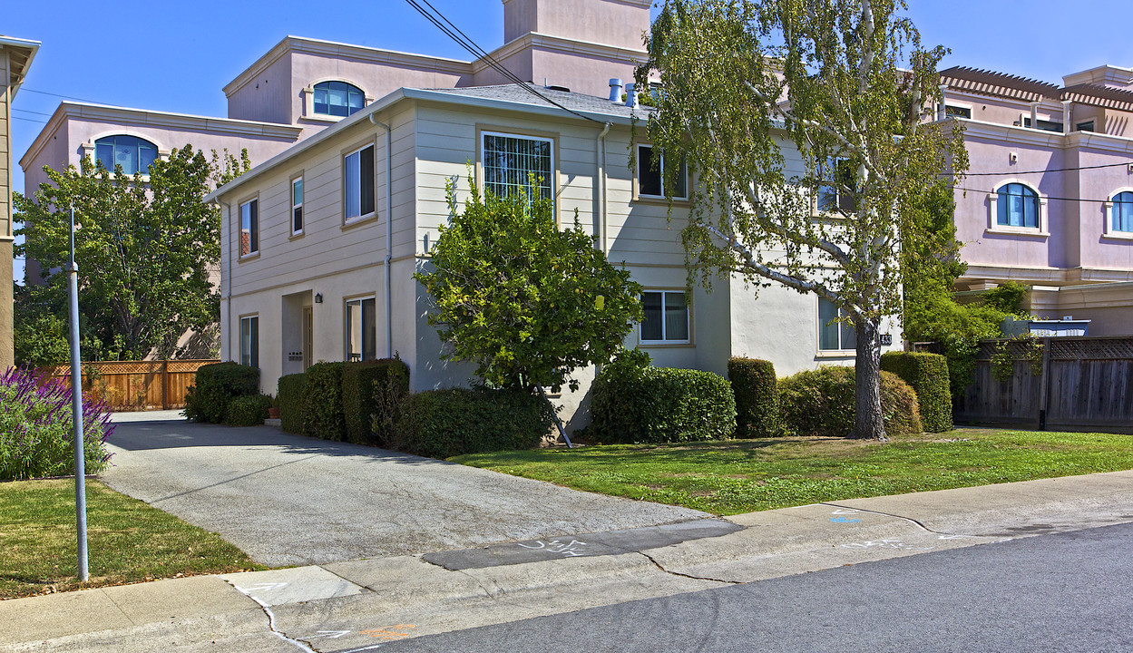 1433 Jasmine St in San Mateo, CA - Building Photo