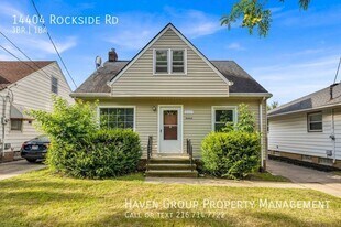 14404 Rockside Rd in Maple Heights, OH - Building Photo