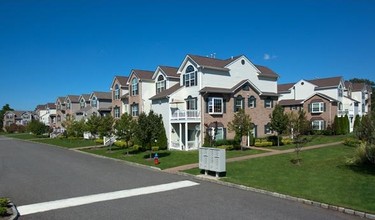 Fairfield At Ronkonkoma in Ronkonkoma, NY - Foto de edificio - Building Photo