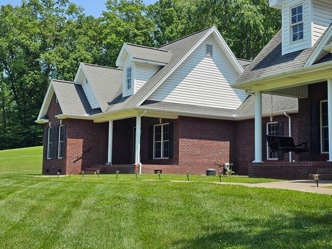8638 Reedy Creek Rd in Bristol, VA - Building Photo - Building Photo