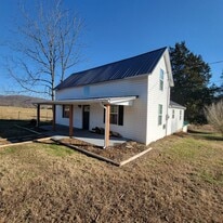 1048 Heady Rd in Sparta, TN - Building Photo