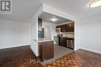 2300 Marine Dr in Oakville, ON - Building Photo - Building Photo