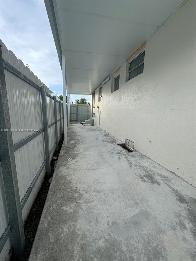 854 E 32nd St in Hialeah, FL - Building Photo - Building Photo