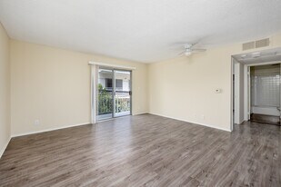 Irolostar Apartments in Los Angeles, CA - Building Photo