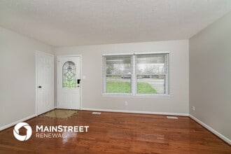 1303 Woodcreek Dr in La Grange, KY - Foto de edificio - Building Photo