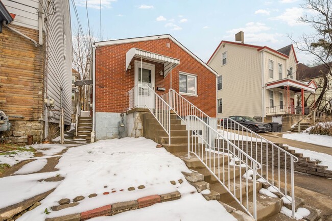 613 Hemlock St in Pittsburgh, PA - Building Photo - Building Photo