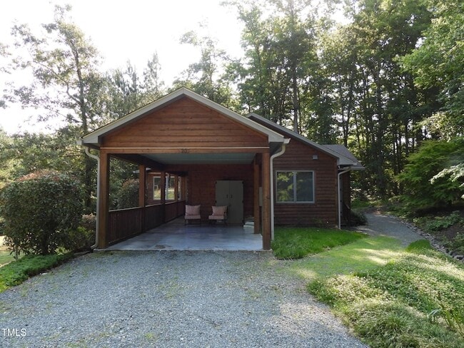 property at 207 Carolina Farm Rd