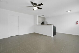 5102 Academy St-Unit -1 in Houston, TX - Building Photo - Building Photo