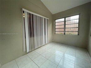 937 NW 46th St in Miami, FL - Foto de edificio - Building Photo