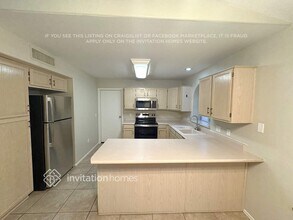 7934 W Laurel Ln in Peoria, AZ - Foto de edificio - Building Photo