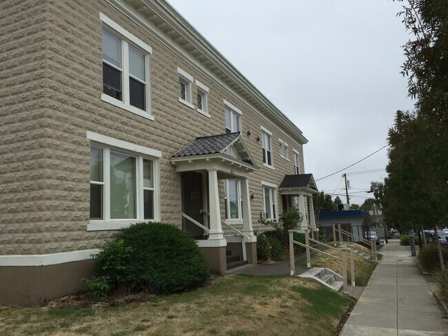 8007-8015 N Denver Ave