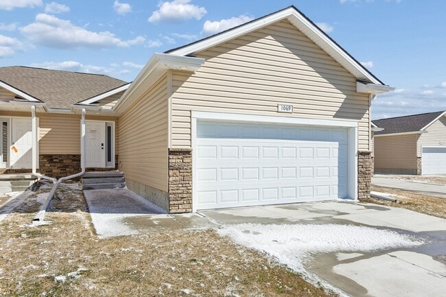 1069 N 170th St in Omaha, NE - Building Photo - Building Photo
