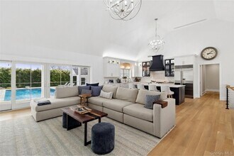 47 Old Riverhead Rd in Hampton Bays, NY - Building Photo - Building Photo