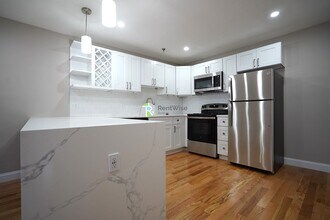 1198 Commonwealth Ave, Unit 35 in Boston, MA - Building Photo - Building Photo