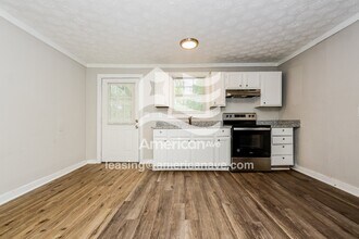 214 Peachtree St in Lagrange, GA - Foto de edificio - Building Photo