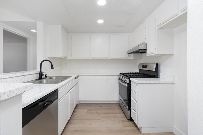 Collis Apartments in West Hollywood, CA - Building Photo - Interior Photo