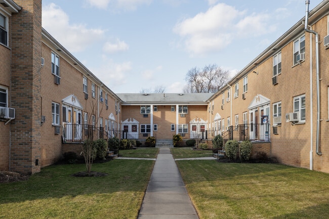 Bridgebrooke Condominiums in Belleville, NJ - Building Photo - Building Photo