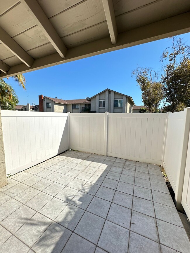 16901 Donwest in Tustin, CA - Foto de edificio - Building Photo