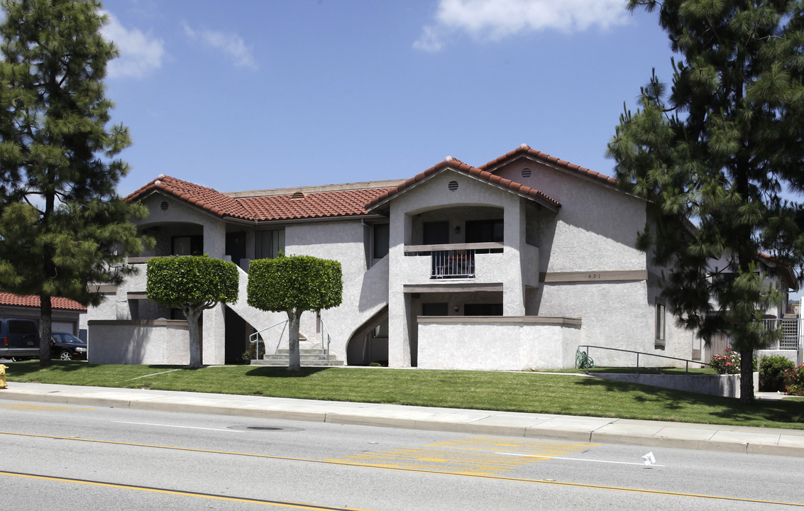 La Habra Manor in La Habra, CA - Building Photo