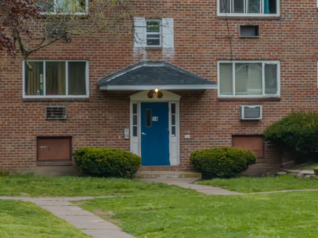 Bell Court in East Hartford, CT - Building Photo - Building Photo