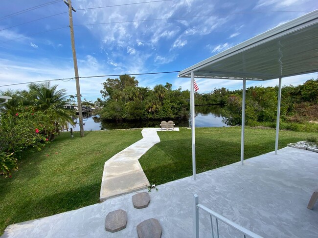 12 Shoreland Dr in Ft. Myers, FL - Foto de edificio - Building Photo