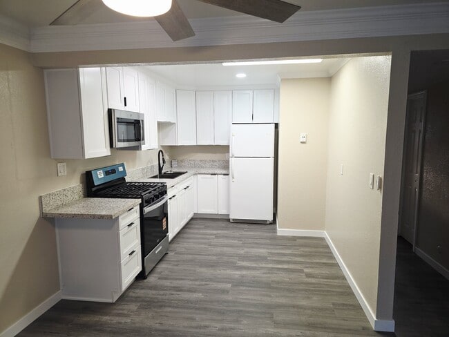 5917 Streamview Dr, Unit Apt 2 in San Diego, CA - Foto de edificio - Building Photo