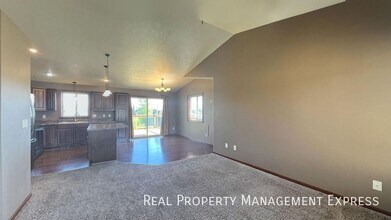 Spacious 4-Bedroom Home with Open Floor Plan in Sioux Falls, SD - Building Photo - Building Photo