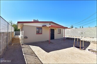 8058 Gilbert Dr in El Paso, TX - Building Photo - Building Photo