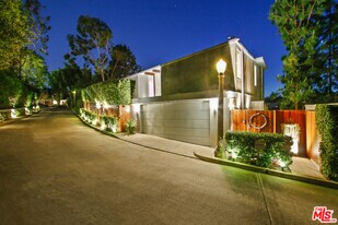 9416 Beverlycrest Dr in Beverly Hills, CA - Building Photo