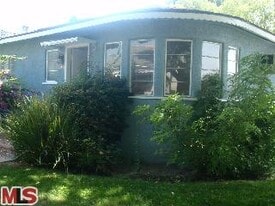 10913 Moorpark St in Los Angeles, CA - Building Photo