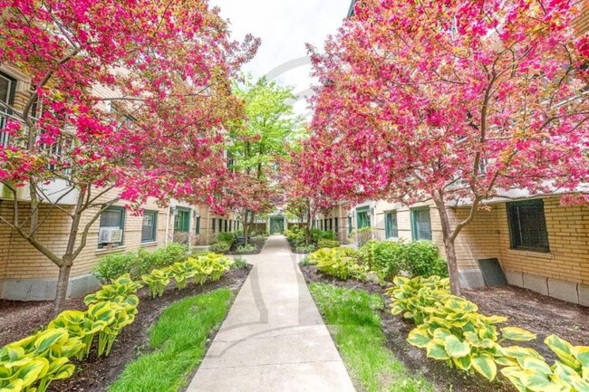 property at 4314 N Clarendon Ave