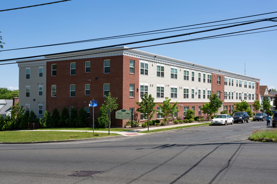 412 N Summerfield Ave in Bridgeport, CT - Foto de edificio