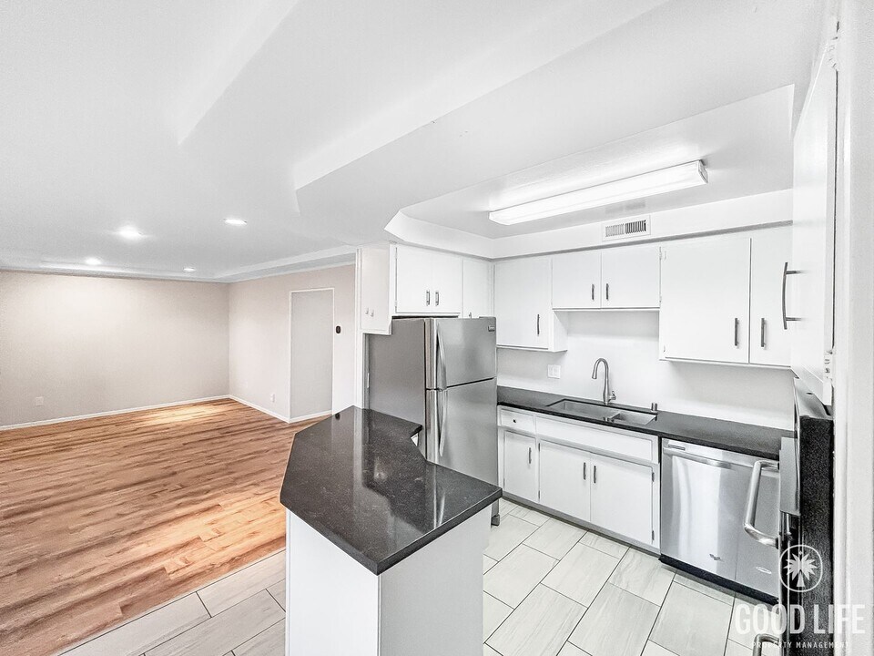 7000 Saranac St in La Mesa, CA - Building Photo