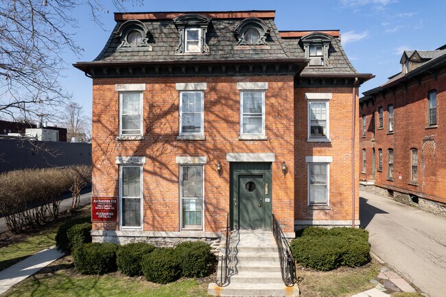 261 Alexander St in Rochester, NY - Building Photo - Building Photo
