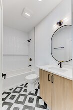 239 W 74th St in Chicago, IL - Foto de edificio - Building Photo