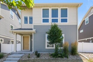 4734 N Tower Ct in Denver, CO - Building Photo