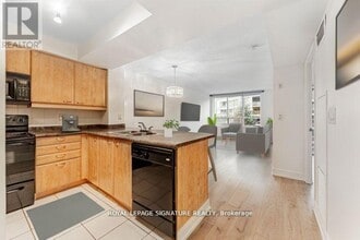 205 The Donway W in Toronto, ON - Building Photo - Building Photo