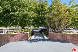 975 Westchester Pl in Los Angeles, CA - Building Photo - Building Photo