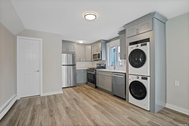 69-23 62nd Dr-Unit -2 in Queens, NY - Building Photo - Building Photo