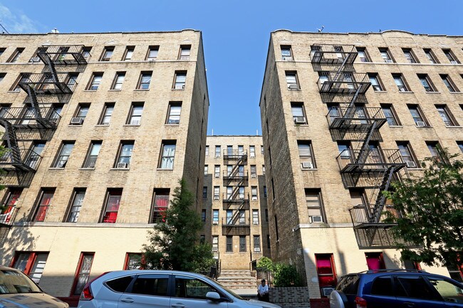 35-45 Arden St in New York, NY - Foto de edificio - Building Photo