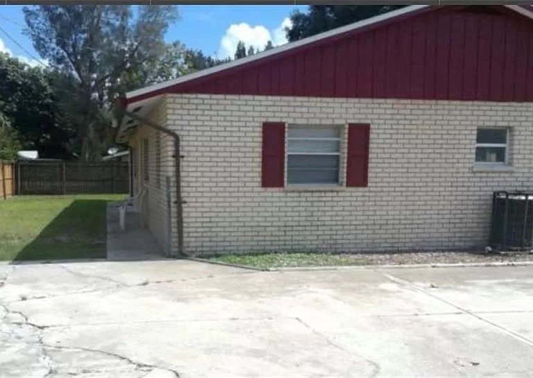 273 Hubbard Ave in North Fort Myers, FL - Building Photo