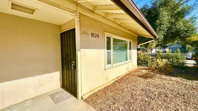 1524 E Mission Rd in Fallbrook, CA - Building Photo - Building Photo