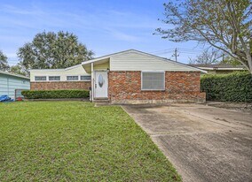 17 Manor Way in Galveston, TX - Building Photo