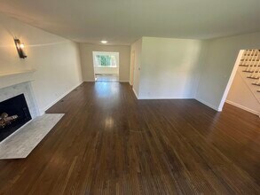 106 New Wilmot Rd in Scarsdale, NY - Building Photo - Building Photo