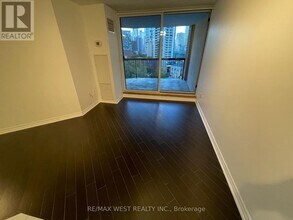 77 Maitland Pl in Toronto, ON - Building Photo - Building Photo