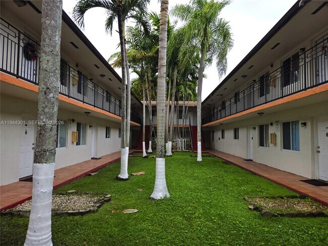 11541 NW 2nd St in Miami, FL - Building Photo - Building Photo