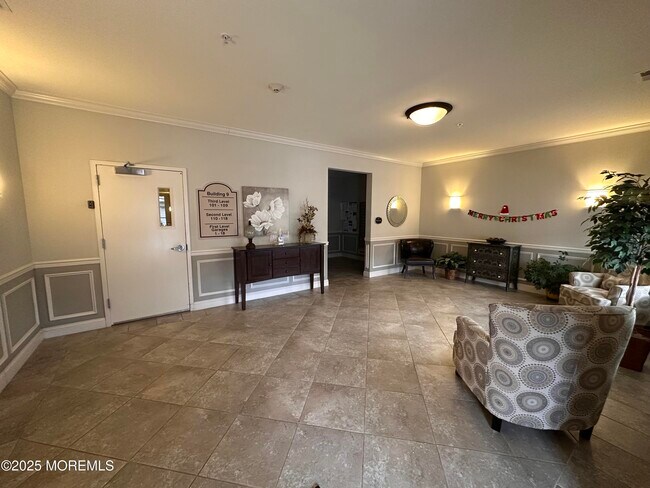 112 Regency Ct in Morganville, NJ - Building Photo - Building Photo