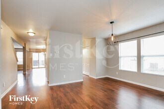 8436 Burket Way in Indianapolis, IN - Foto de edificio - Building Photo