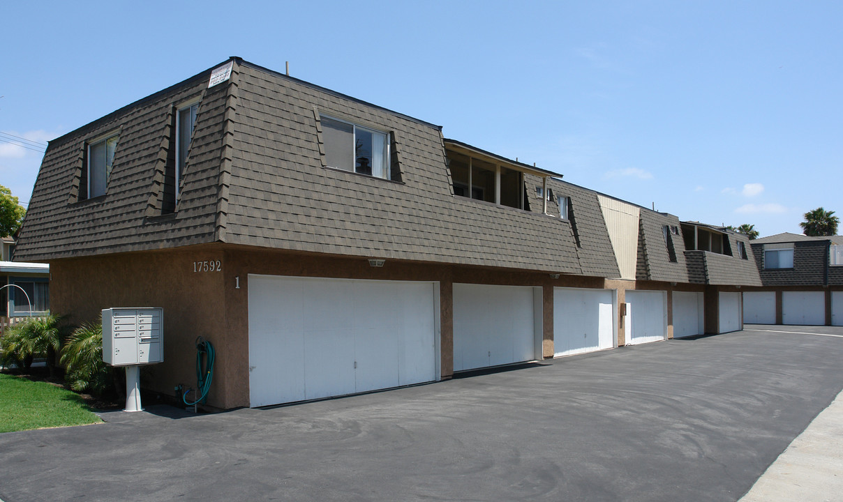 17592 Cameron Ln in Huntington Beach, CA - Building Photo