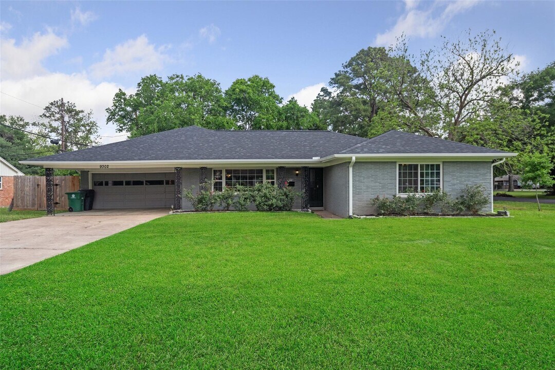 9302 Walterville Rd in Houston, TX - Foto de edificio